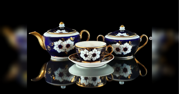 Чарівність яблуневого цвіту і зараз перетворює ці сервізи на бажаний скарб, –&hellip;