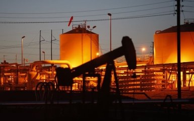 Іран зменшує нафтовидобуток внаслідок морської блокади США.