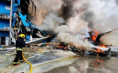 Зеленський продемонстрував наслідки російського удару по терміналу “Нової пошти” у Дніпрі
