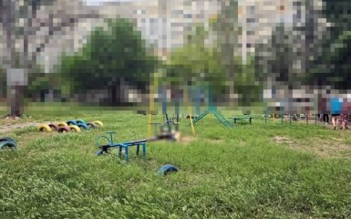 Херсон: ракетний удар по дитячому майданчику, є жертва та травмовані.