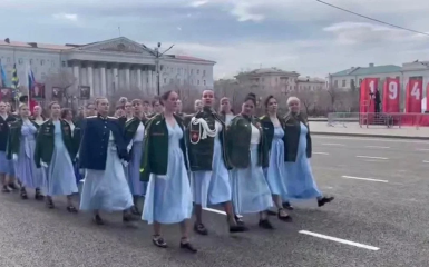 Вдови з Чіти затьмарили Москву на параді. Мережа вражена новим російським відео.