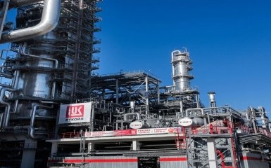 Через удари українських безпілотників, нафтопереробка в РФ скоротилася на чверть.