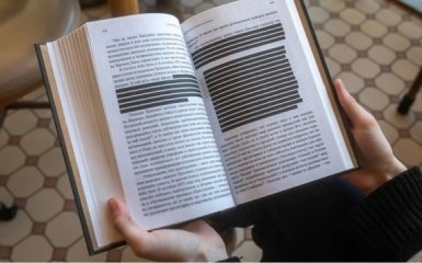 Росія вдалася до цензурних “затемнень” у книгах.
