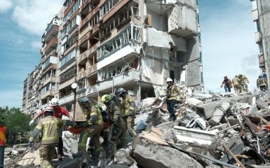 В Києві: рятувальники знайшли ще двоє загиблих під руїнами багатоповерхівки.