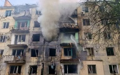 Російські війська атакували житловий будинок у Павлограді, постраждали люди.