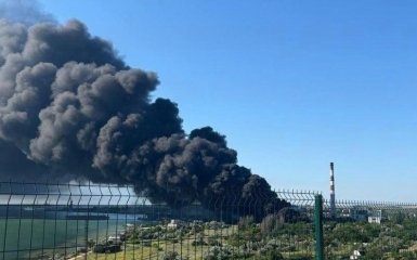 Російські носії ракет, системи ППО та нафтосховища у Криму зазнали уражень, як показали кадри СБС.
