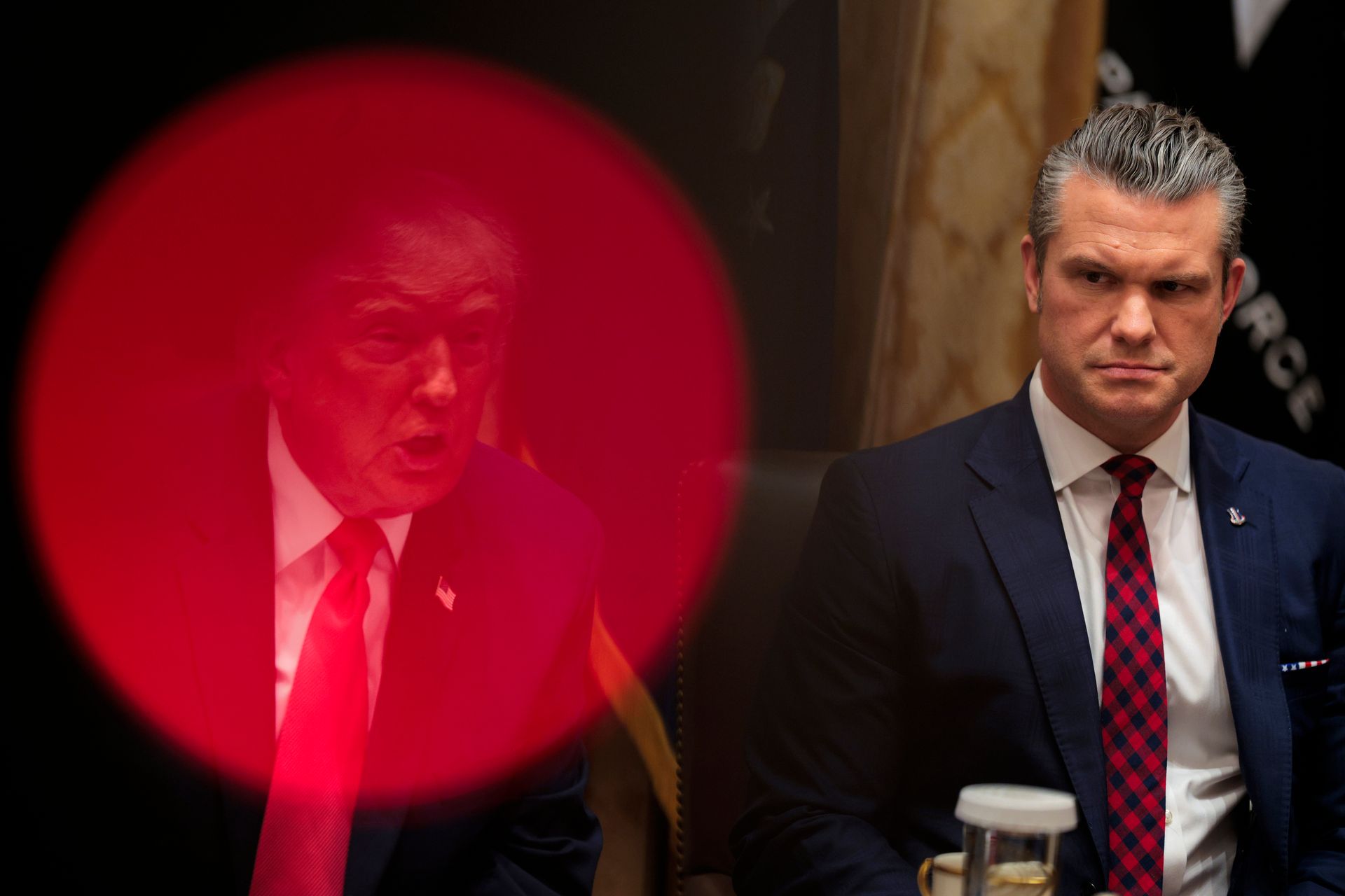 Президент США Дональд Трамп (зліва) виступає, міністр оборони США Піт Хегсет (справа) слухає під час зустрічі в Кабінетній кімнаті Білого дому у Вашингтоні, округ Колумбія, США, 2 грудня 2025 року. (Чіп Сомодевілла / Getty Images)