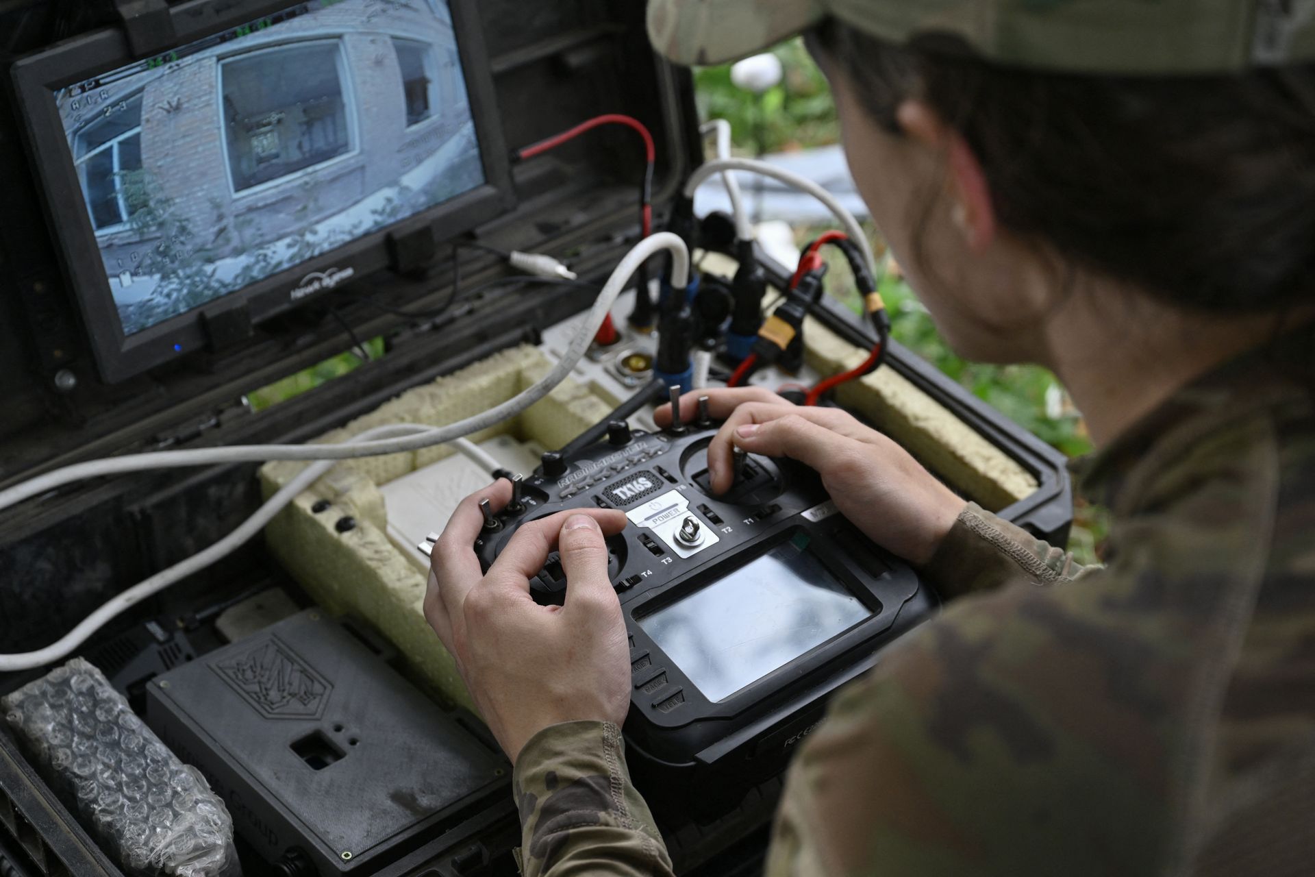 Український пілот дрона Рубік керує FPV-дроном під час тренувань у неназваному місці на сході України 12 серпня 2025 року.
