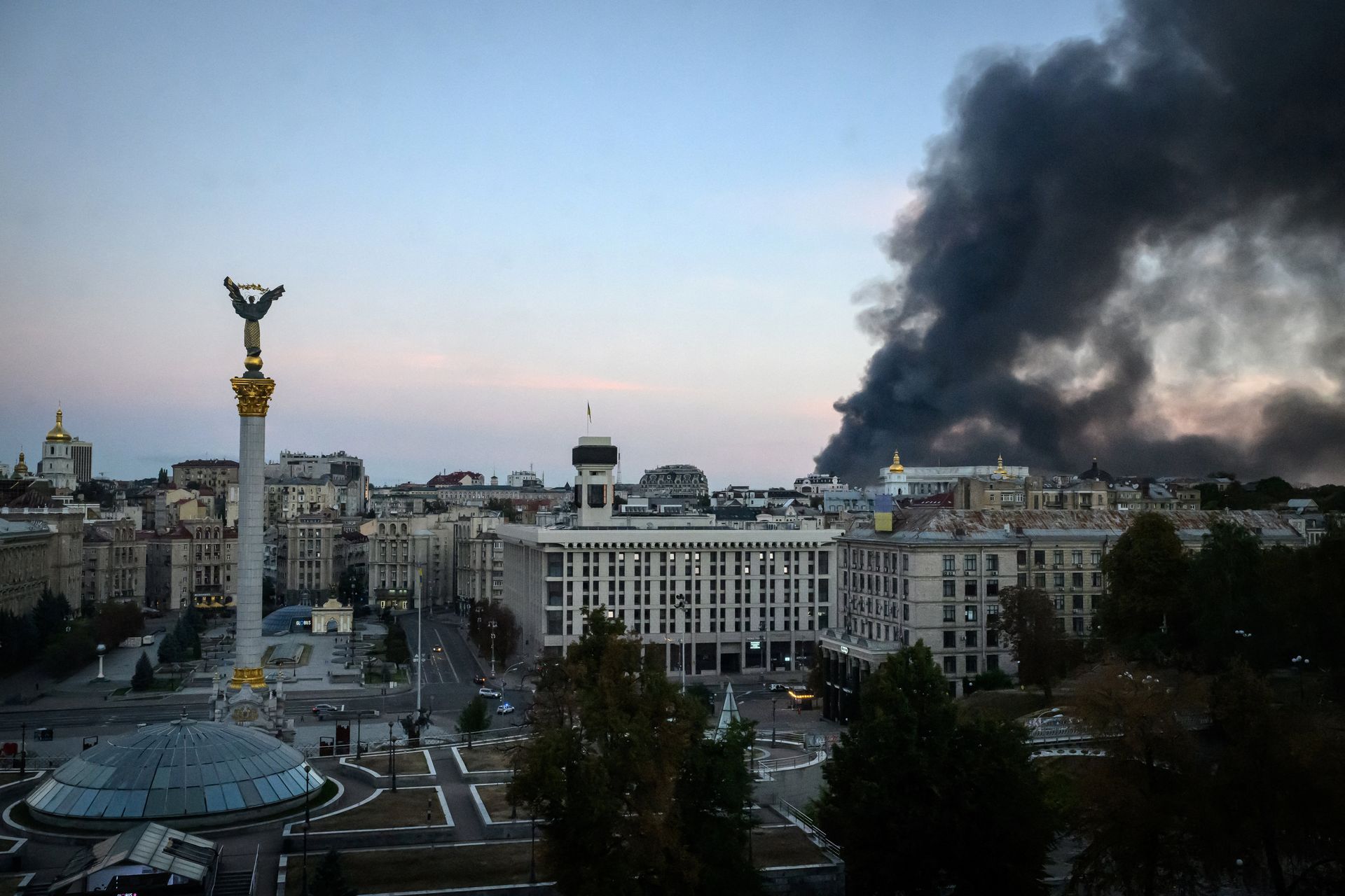 Дим здіймається над будівлями після російських атак у центрі Києва, Україна, 8 вересня 2026 року.