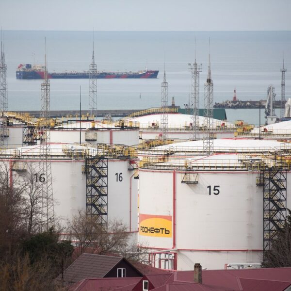 Збитки від ударів по НПЗ України стають для “Роснефти” непідйомними
